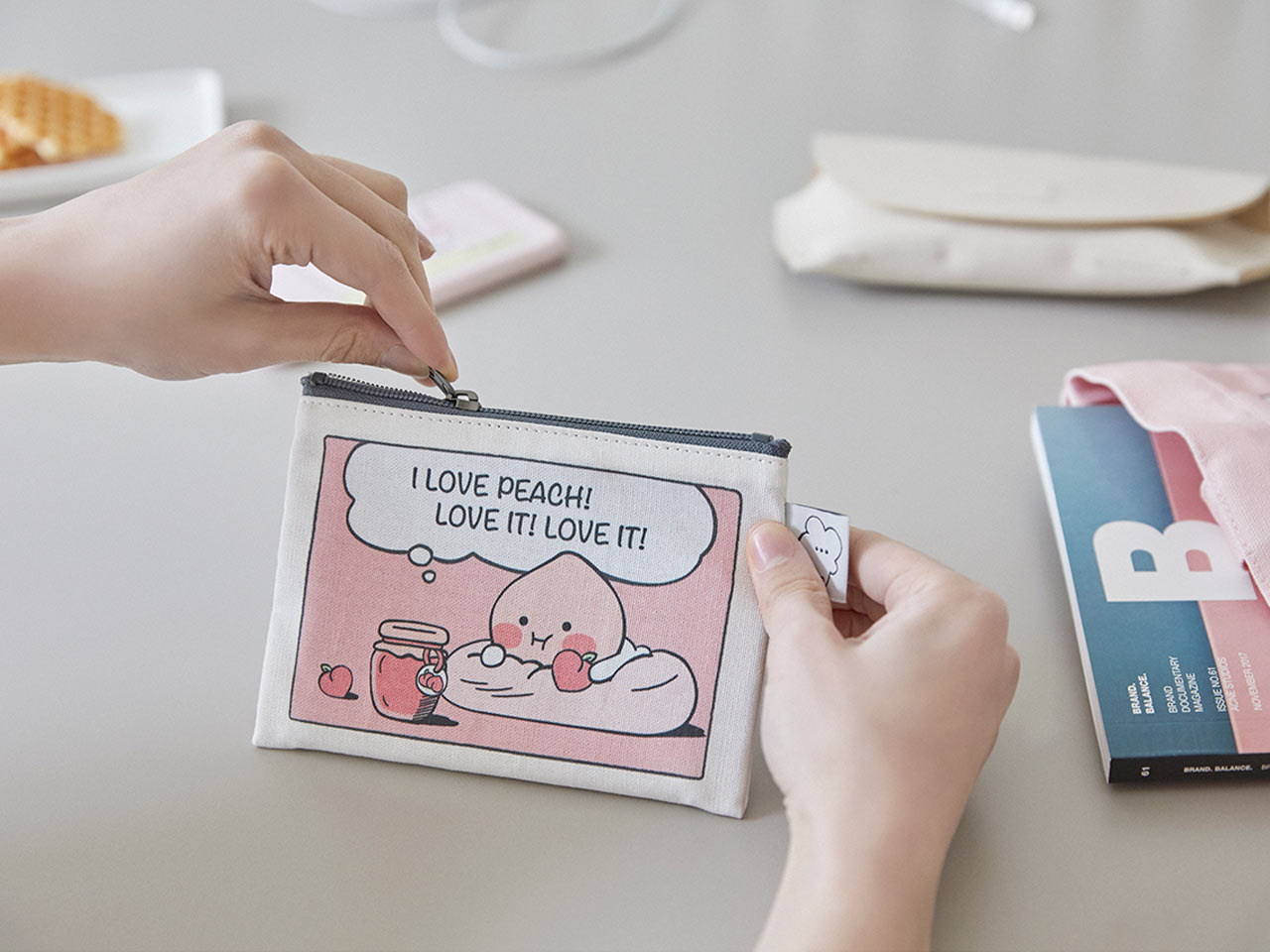 MiniPochette Apeach Pouch