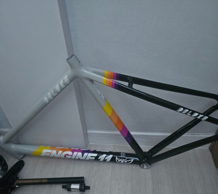 ENGINE11 DELUXE 2024エンジン11デラックスエディショントラックロードグラブバイク（ピクシー/ XL）