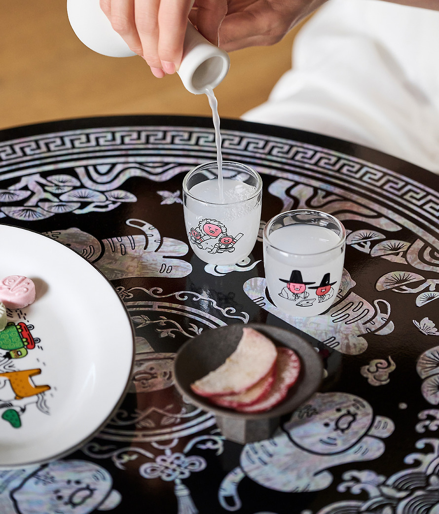 Mother-Of-Pearl Mini Table Yetnal Yetchun Mother-of-pearl Table - Kakao Friends