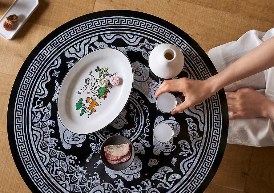 Mother-Of-Pearl Mini Table Yetnal Yetchun Mother-of-pearl Table - Kakao Friends