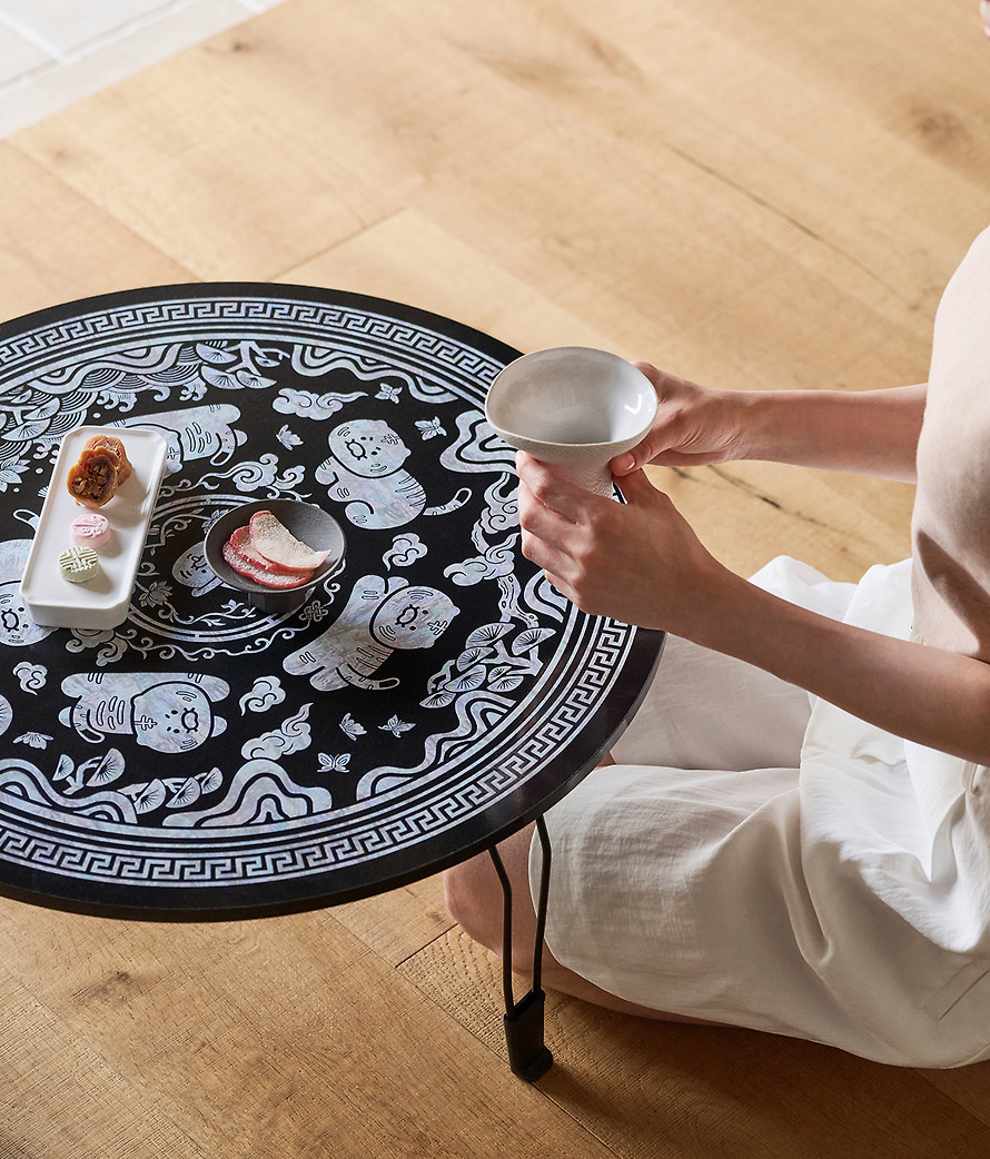 Mother-Of-Pearl Mini Table Yetnal Yetchun Mother-of-pearl Table - Kakao Friends