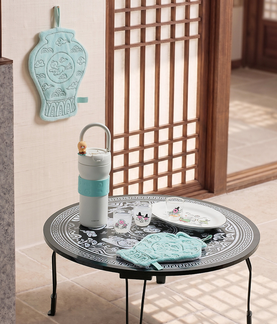 Mother-Of-Pearl Mini Table Yetnal Yetchun Mother-of-pearl Table - Kakao Friends