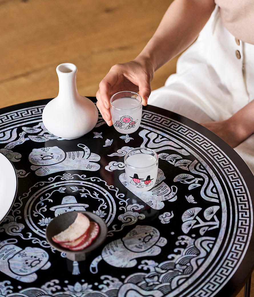 Mother-Of-Pearl Mini Table Yetnal Yetchun Mother-of-pearl Table - Kakao Friends